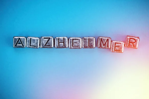 Doença de Alzheimer conceito de fundo com letras de metal cúbico — Fotografia de Stock