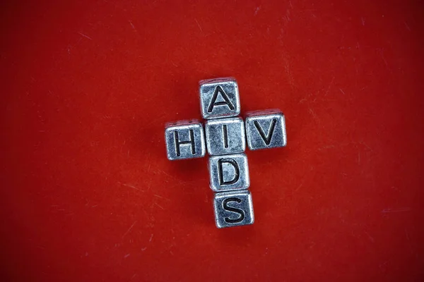 Vih - AIDS betegség háttér koncepció köbös fém betűkkel — Stock Fotó