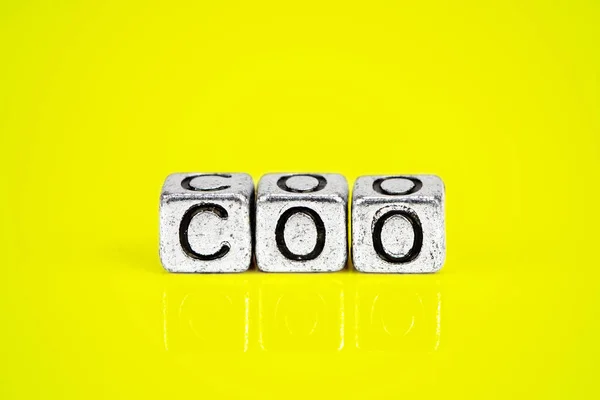 Hlavní provozní důstojník Coo koncept s krychlovými kovovými písmeny — Stock fotografie