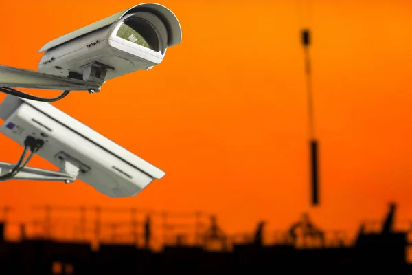 Concepto de cámara CCTV con siluetas de los trabajadores en un sitio de construcción en el fondo — Foto de Stock