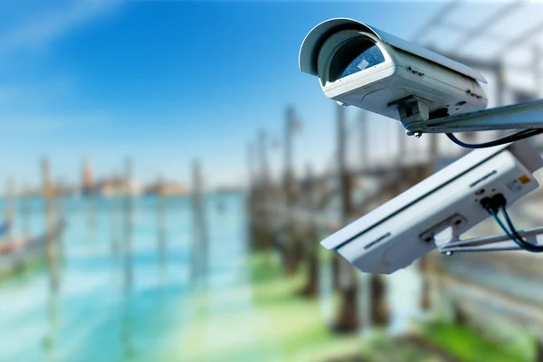 Concepto de cámara CCTV con laguna cerca en Venecia sobre fondo —  Fotos de Stock