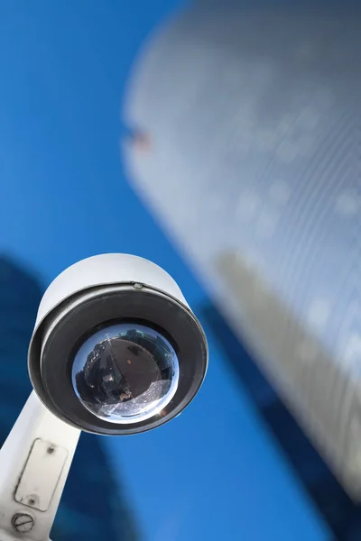 Cctv camera concept met bedrijfsgebouwen op de achtergrond — Stockfoto