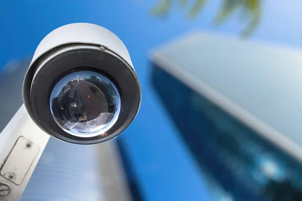 Conceito de câmera CCTV com edifícios de negócios em segundo plano — Fotografia de Stock