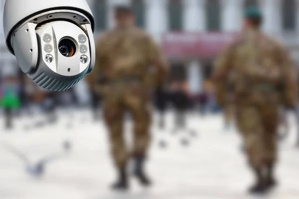 Cctv camera concept met soldaten op patrouille op de achtergrond — Stockfoto