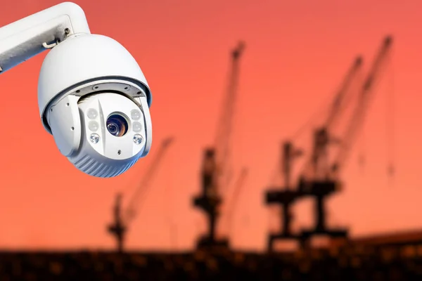 CCTV 카메라 컨셉 과 배경에 학의 실루엣 이 있는 모습 — 스톡 사진