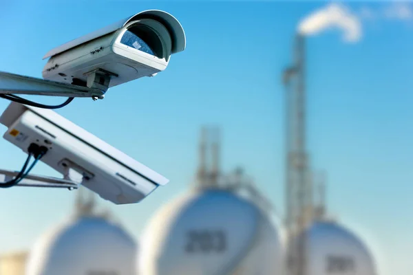 Concepto de cámara CCTV con refinería en segundo plano — Foto de Stock