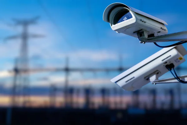 Conceito de câmera CCTV com estação de energia em segundo plano — Fotografia de Stock