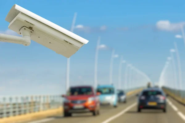 Concepto de cámara CCTV con coches en un puente sobre fondo — Foto de Stock