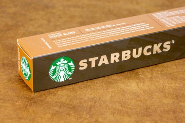 Kahverengi arka planda Starbucks espresso kahve kapsülleri paketi