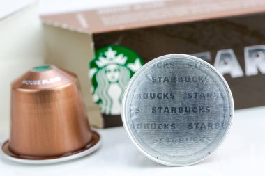 Starbucks espresso paketi beyaz arka planda kahve kapsülleri