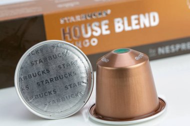 Starbucks espresso paketi beyaz arka planda kahve kapsülleri