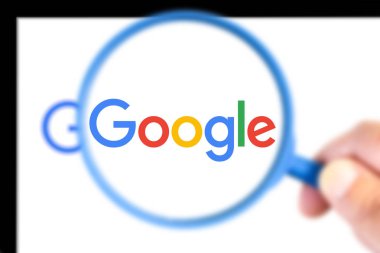 Google logotype büyüteçle büyütülmüş
