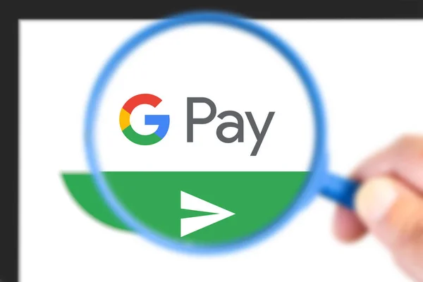 Logotipo G Pay ampliado con lupa . — Foto de Stock