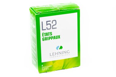 Bir kutu L52 'ye yakın çekim. Grip belirtilerine karşı savaşmak için kullanılan homeopatik bir ilaç.