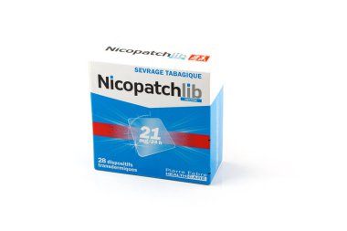 Beyaz arkaplanda bir Nicopatclib transdermal yama kutusuna yakın plan