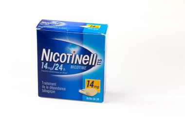 Beyaz arka planda bir Niconell transdermal yama kutusuna yakın plan
