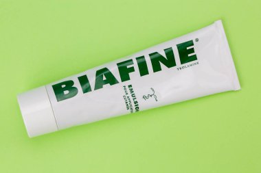 Biafine tüpünü kapatın. Yeşil arka planda tıbbi bir avuçtur.