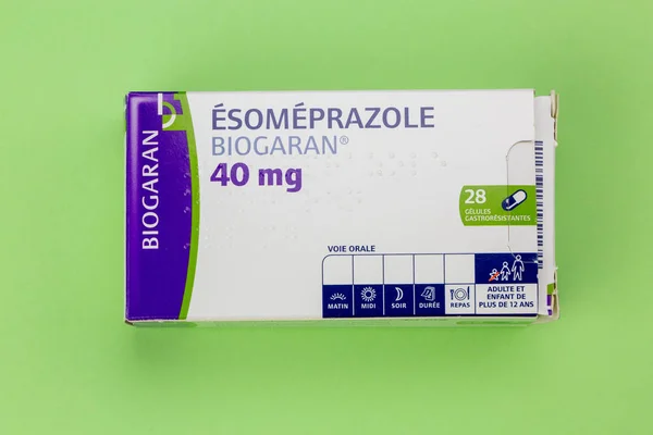 Boîte d'ésoméprazole sur fond vert — Photo