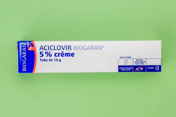 Fechar no tubo de aciclovir 5pc em fundo verde — Fotografia de Stock