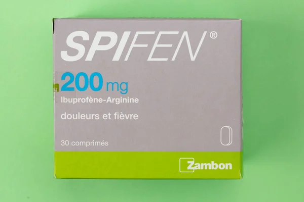 Boîte de 200 mg de spifène. C'est un médicament anti-inflammatoire générique dont la molécule principale est l'ibuprofène. — Photo