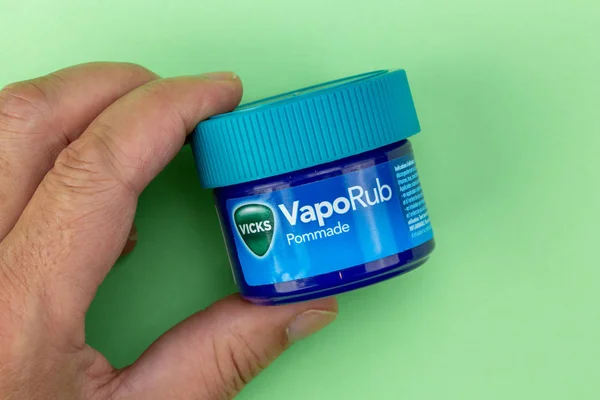 Gros plan sur la bouteille de vicks vaporub tenu dans la main — Photo