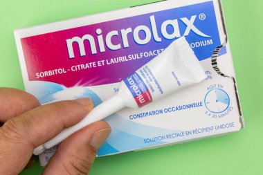 Microlax kutusuna yakın çekim. Kanülü elinde.