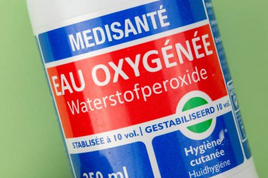 Yeşil zemin üzerinde hidrojen peroksit şişesine yakın çekim