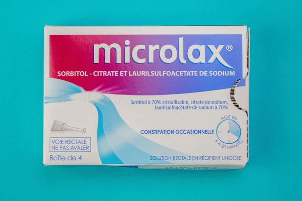 Primer plano en la caja Microlax sobre fondo azul — Foto de Stock