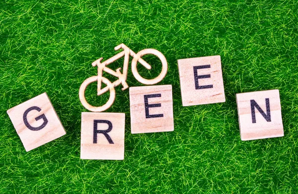 Eco transport koncept med trä cykel och ord Grön skrivna i trä bokstäver — Stockfoto