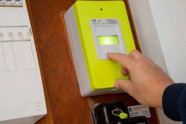 Benon - Fransa - 21 Şubat 2020 - Erdf 'ten (Elektrik Ağı Dağıtımı Fransa) yeni akıllı elektrik sayacı bağlantısıyla insan elinin kapatılması
