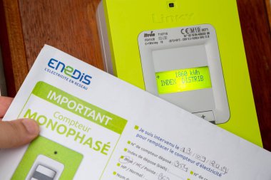 Benon - Fransa - 21 Şubat 2020 - Erdf (Electricity Network Distribution France) adlı bağlantı kutusunun açılış sözleşmesini elinde bulunduruyor