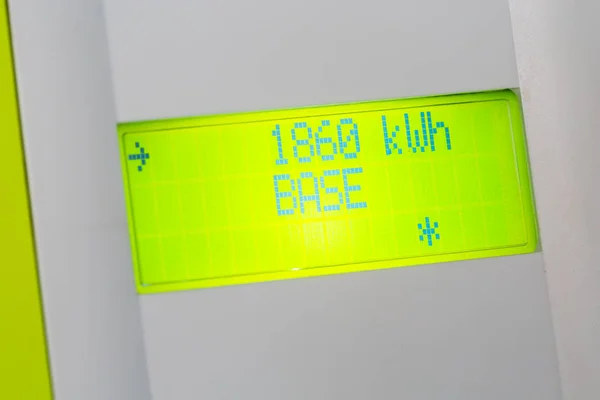 法国贝农 2020年2月21日 关于在大楼入口用数字方式显示来自法国电网分配公司Erdf的新型智能电表Linky的情况 — 图库照片