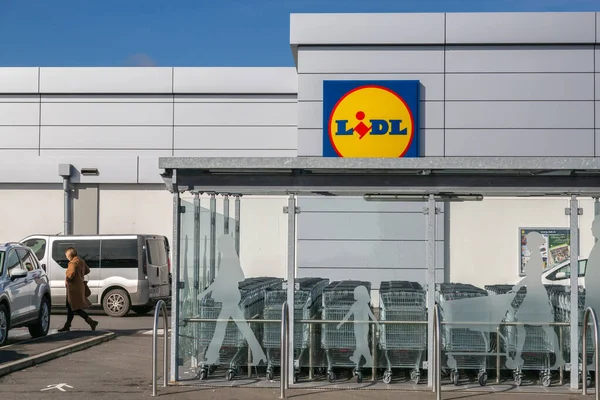 Cognac Francia Febrero 2020 Carritos Supermercado Lidl Estacionamiento Abandonado Por — Foto de Stock