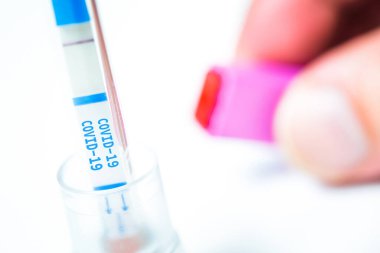 Bir covid-19 simülasyonu ya da beyaz arka planda kendini test eden koronavirüs taraması