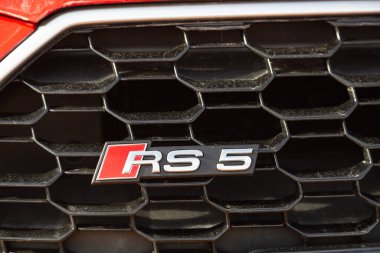 Konyak, Fransa - 16 Şubat 2020: Kırmızı Audi arabasının ön tamponuna Rs5 yazıtının yakın çekimi