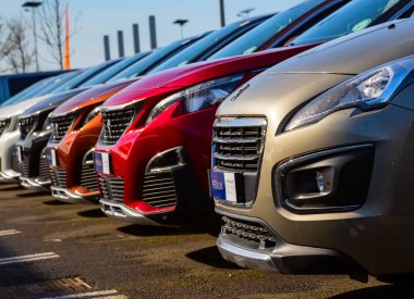 Konyak, Fransa - 21 Şubat 2020: Fransız Peugeot araba satıcısı ağında lüks ikinci el arabaların satışı
