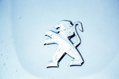 Konyak, Fransa - 21 Şubat 2020: Mavi Peugeot SUv 'un ön tamponuna logonun yakın çekimi