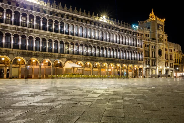 Vista Notturna Piazza San Marco Con Una Moltitudine Sedie Vuote — Foto Stock