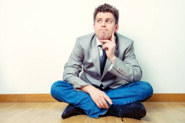 Sorgulama ifadesinde oturan olgun bir adamın portresi. İş konsepti, fikir