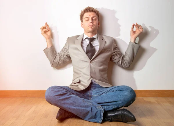 Retrato Del Trabajador Independiente Haciendo Ejercicios Relajación Casa Sentado Con — Foto de Stock