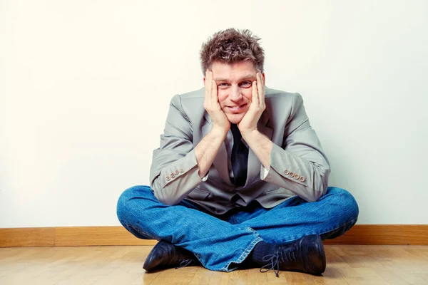 Retrato Homem Sorridente Feliz Terno Sentado Pernas Cruzadas Sua Casa — Fotografia de Stock