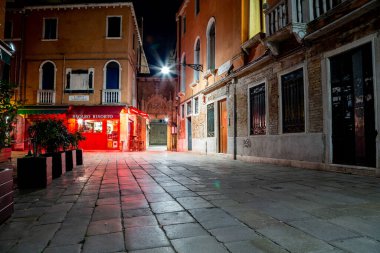 Venedik, İtalya - 18 Mart 2015 Venedik 'te küçük bir meydanda sokakta kimsenin olmadığı kapalı bir restorana gece görüşü