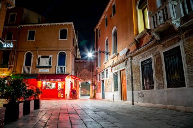 Venedik, İtalya - 18 Mart 2015 Venedik 'te küçük bir meydanda sokakta kimsenin olmadığı kapalı bir restorana gece görüşü