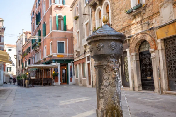 Vista Una Fuente Típica Casco Antiguo Venecia Italia —  Fotos de Stock