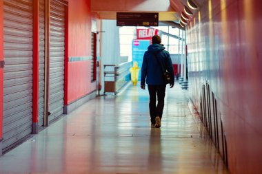 Paris, Fransa - 15 Nisan 2016: St. Lazarre tren istasyonundaki bir alışveriş merkezinde dükkanlar kapalı yürüyen yalnız adam