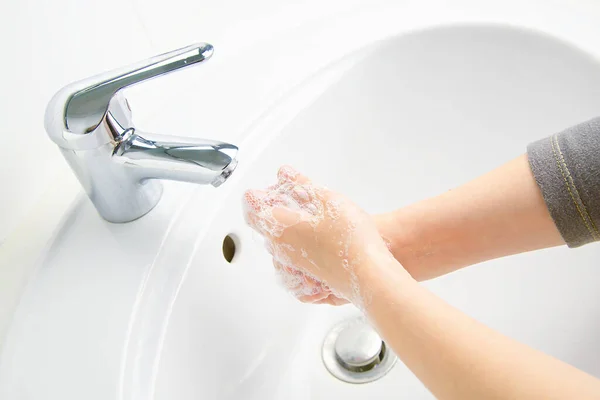 Limpieza Niños Lavado Manos Con Jabón Baño —  Fotos de Stock