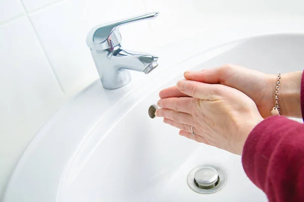 Kobieta Czyści Myje Ręce Mydłem Łazience — Zdjęcie stockowe