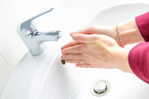 Mujer Limpiando Lavándose Las Manos Con Jabón Baño — Foto de Stock