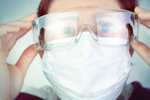 Orang Dengan Masker Medis Dan Kacamata Pelindung Untuk Perlindungan Terhadap — Stok Foto