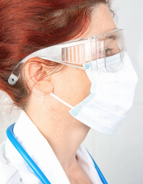 Portrait Latéral Une Infirmière Médecin Avec Masque Chirurgical Protecteur Lunettes — Photo